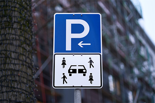 Straßenschild Carsharing (iStock.com/Francesco Rizzuto)