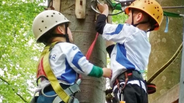 Kinder im Kletterwald