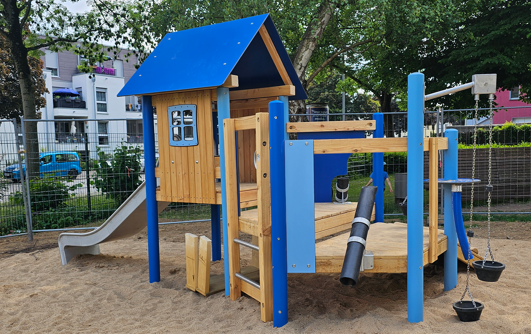 Das Bild zeigt ein Klettergerüst auf dem Spielplatz Römerwiese in Brühl-Vochem.