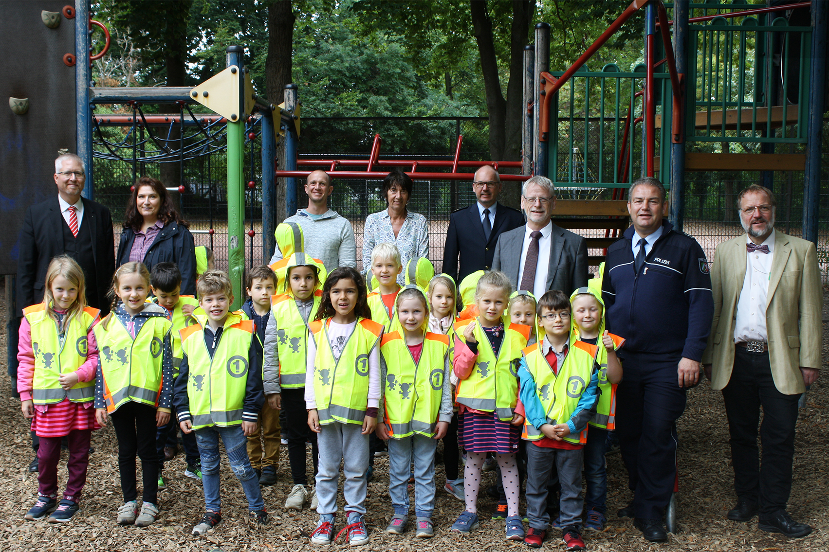Sichere Bruhler Schulwege Mit Leuchtwesten Fur Bruhler Erstklassler