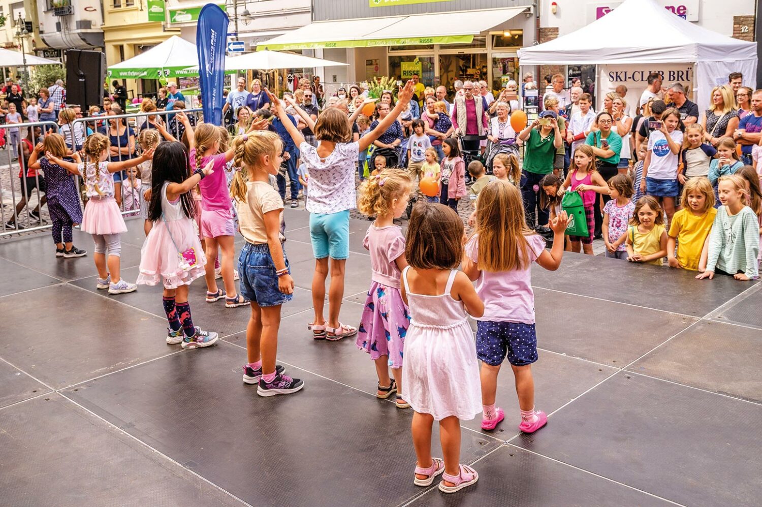 Das Bild zeigt tanzende Kinder in der Brühler Innenstadt