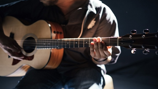 Person mit Gitarre