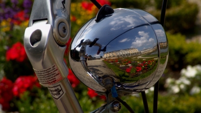 Spiegelung des Schlosses Augustusburg in Fahrradlampe