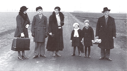Sechs Personen auf Foto des Brühler Fotografen Fritz Neff