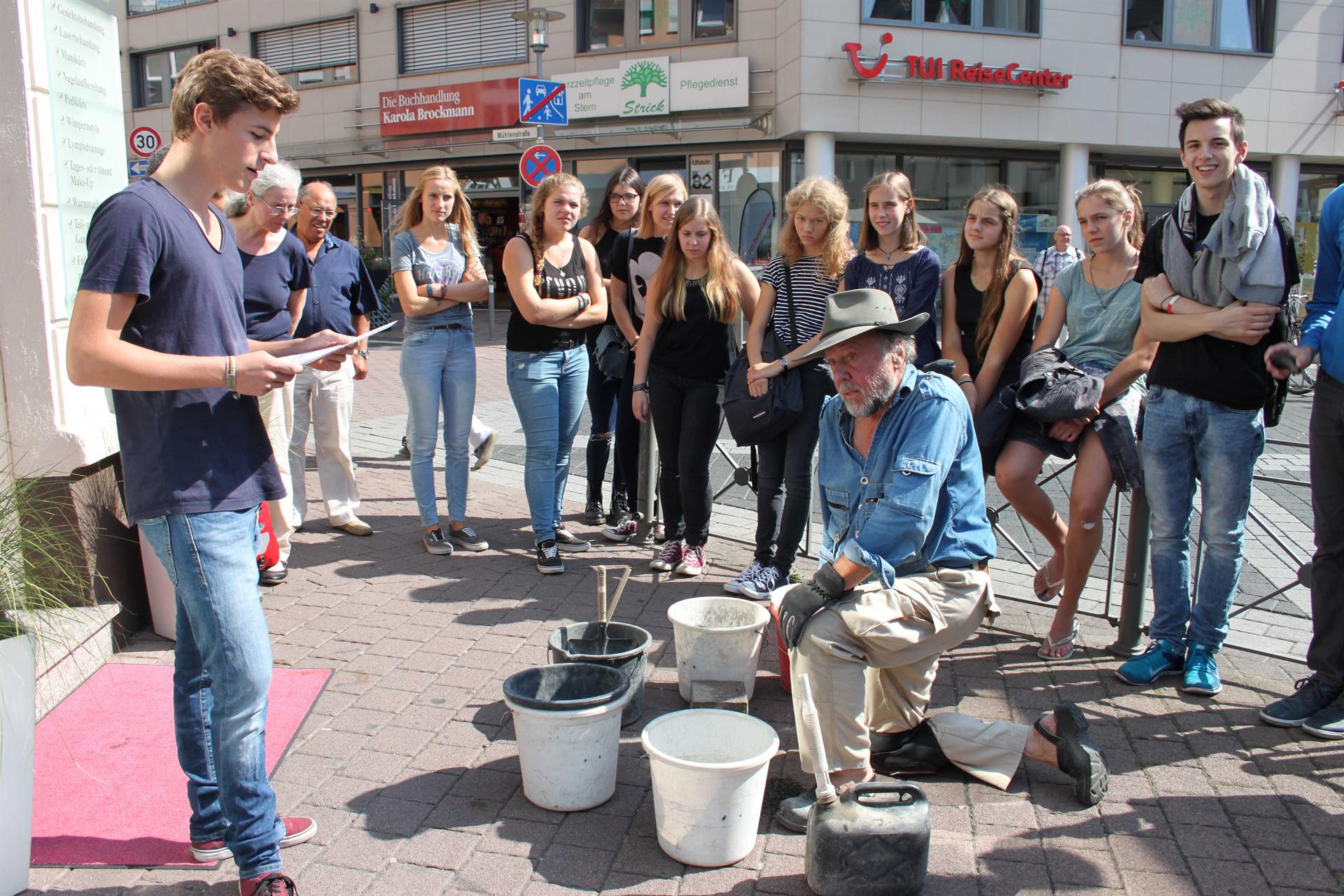 Die Israel-AG des MEG mit Gunter Demnig bei der Verlegung von Stolpersteinen in der Mühlenstraße am 22. August 2015