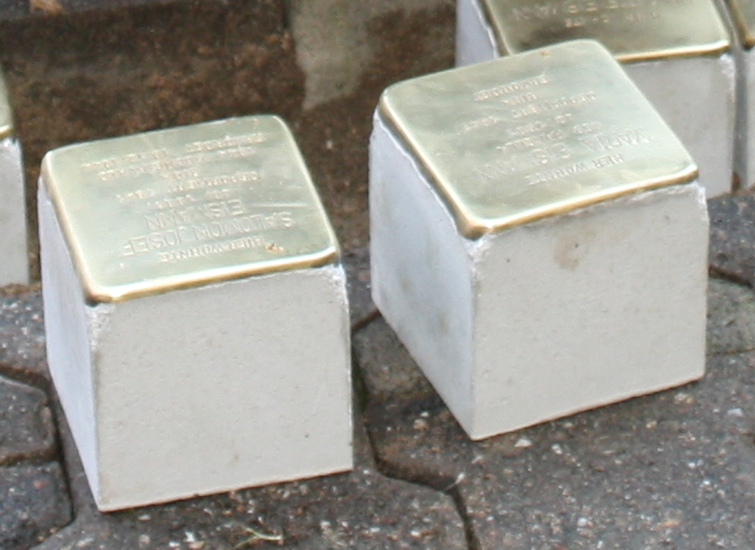 Die würfelförmigen Stolpersteine mit Messingplatte