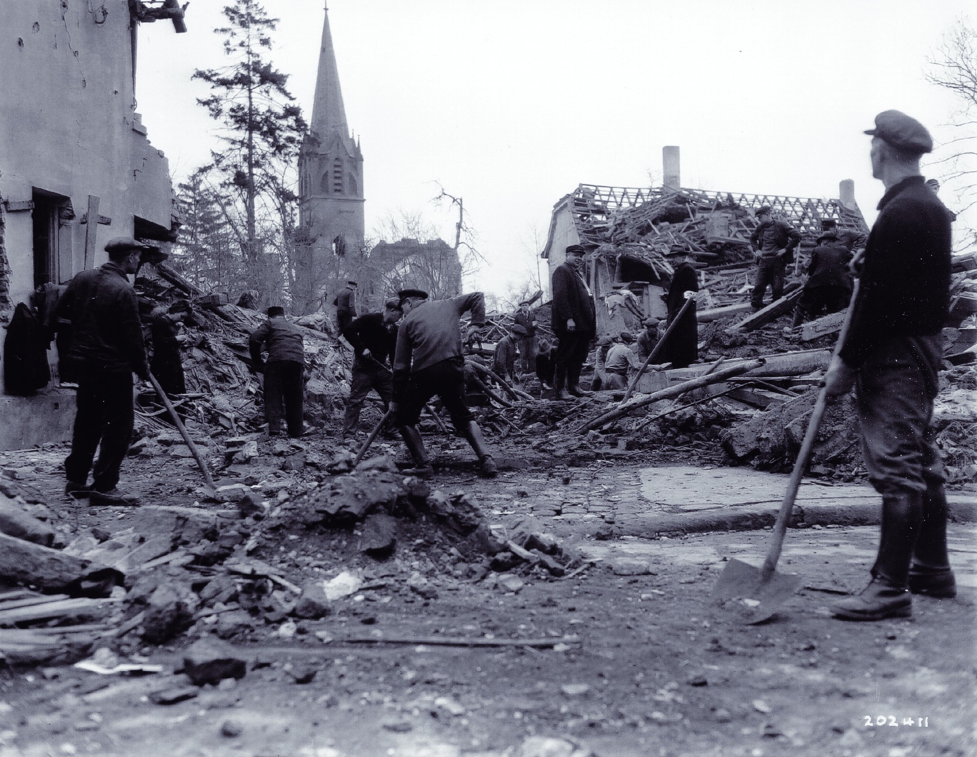 Aufräumarbeiten an der Christuskirche nach dem Bombenangriff 4. März 1945