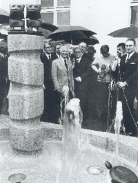 Max Ernst bei der Einweihung des Brunnens vor dem Rathaus 1971