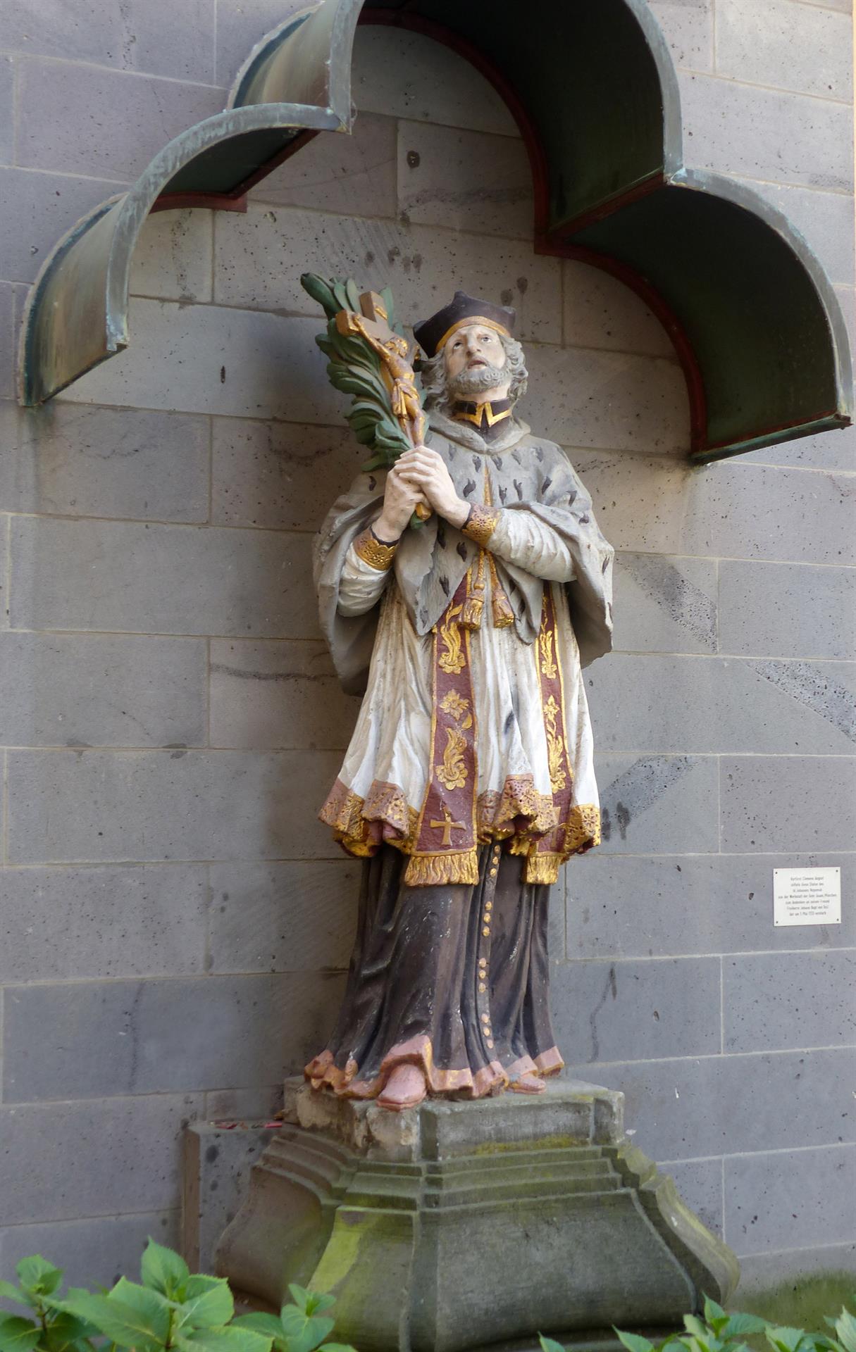Statue des Heiligen Johannes Nepomuk vor der Kirche St. Maria von den Engeln