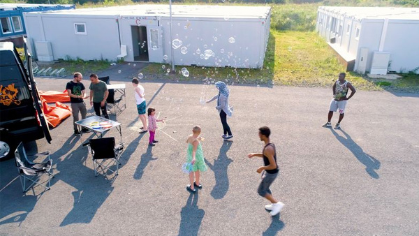 Spielende Kinder im Sommer