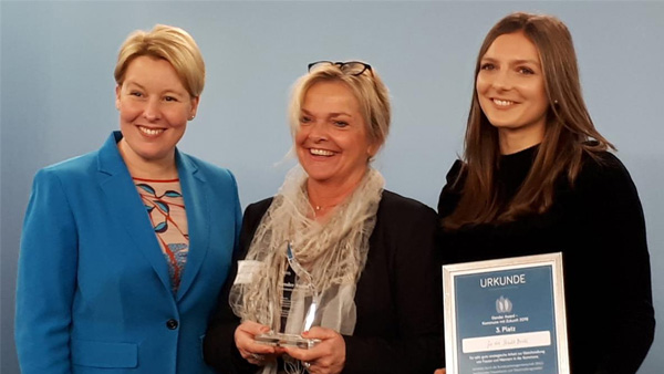 Die Frauen- und Gleichstellungsbeauftragte der Stadt Brühl Antje Cibura (Mitte) erhält den Gender Award 2019 von Franziska Giffey (links), damalige Bundesministerin für Familie, Senioren, Frauen und Jugend