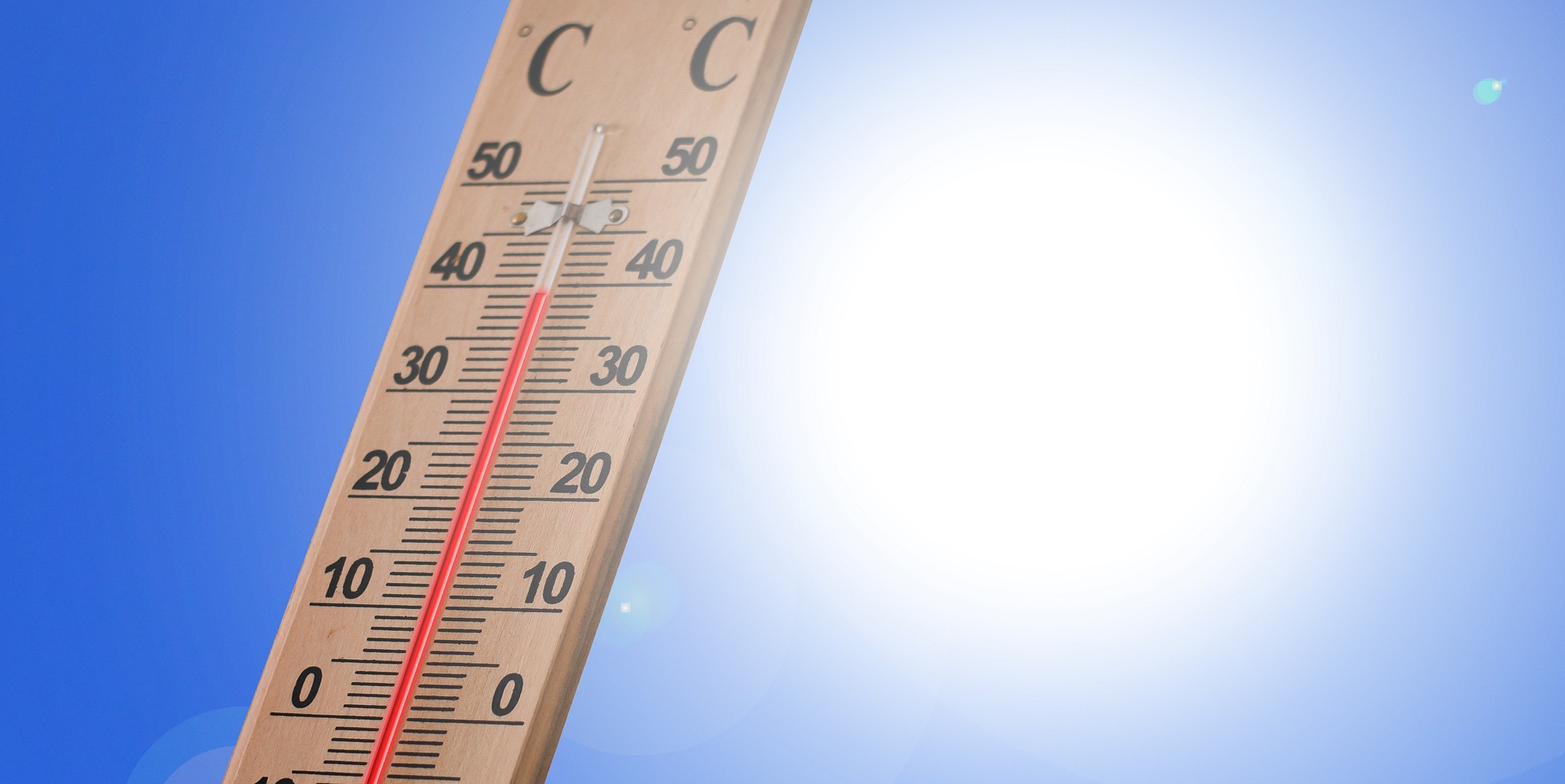 Thermometer in der Sonne zeigt 40 Grad Celsius 