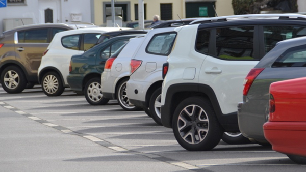 Reihe aus parkenden Autos