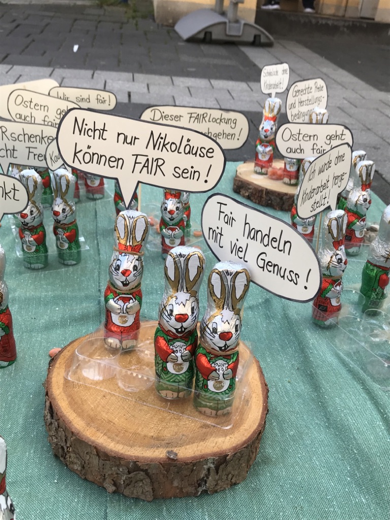 Osterhasen Demo in der Brühler Innenstadt