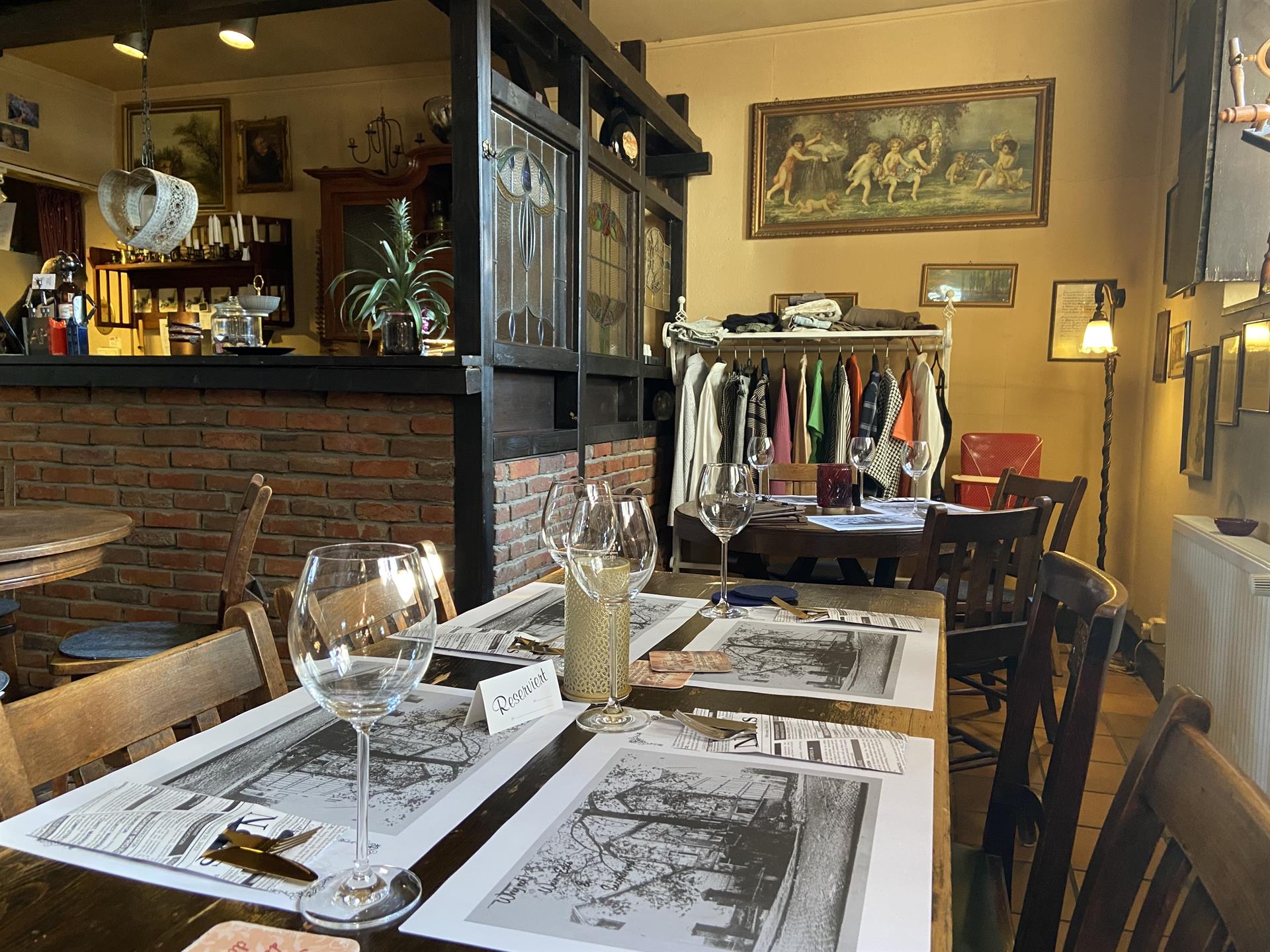Gedeckter Tisch in der neuen Weinecke