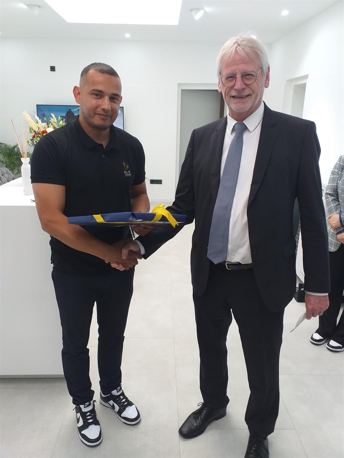 Gratulation des Bürgermeisters zur Neueröffnung des Showrooms von All In Solar.