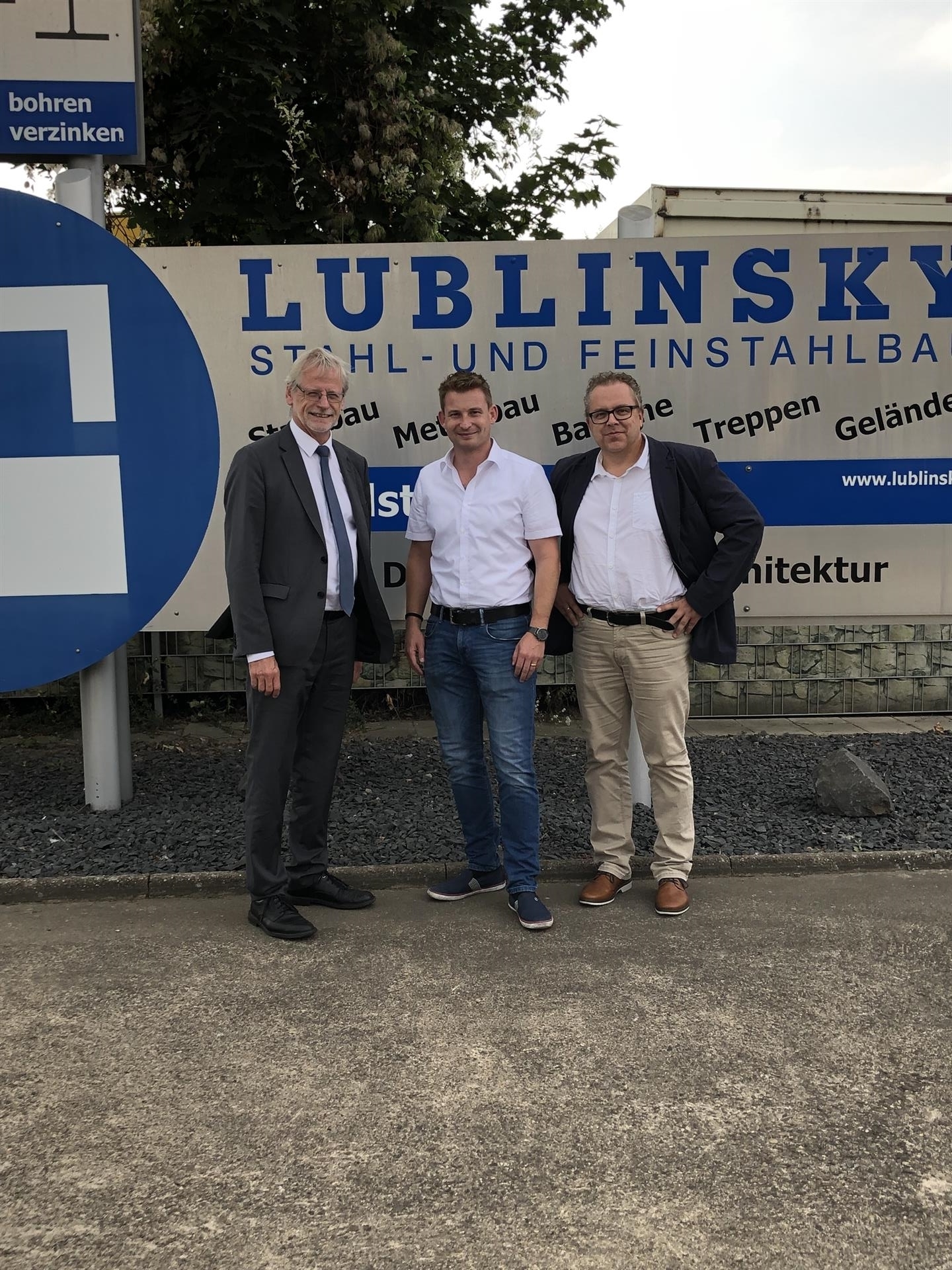 Bürgermeister Freytag mit Geschäftsführer Bastian Lublinksy und Wirtschaftsförderer Markus Jouaux