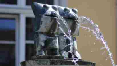 Max Ernst Brunnen vor dem heutigen Rathaus (c) NR