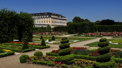 Blick über den Rosengarten auf Schloss Augustusburg (c) jmw-film.de