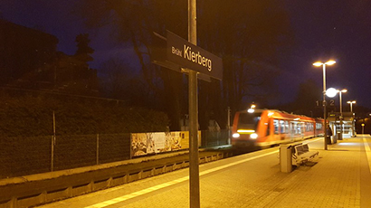 Auf dem Bild sehen Sie einen einfahrenden Zug am Bahnhof Brühl-Kierberg..